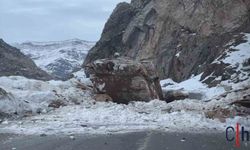 Tehlikeli Anlar: Dağdan Kopan Kayalar Ulaşımı Engelledi