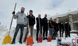 Hakkari'de Dondurucu Soğukta Çatı Temizliği: 20 Kişilik Ekip Görev Başında