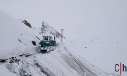 Kar Kalınlığı 2 Metreyi Aştı, Ekipler Vardiyalı Çalışıyor