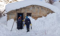Hakkari belediyesi su arıza ekibi 2 metre karla mücadele etti