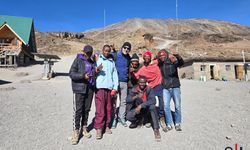 Hakkarili Eğitimci Erol Hanlıgil’den Afrika Zirvesinde Tarihi Başarı