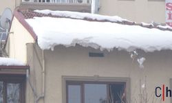 Hakkari’de Çatıdan Düşen Kar Kütlesi Personeli Yaraladı