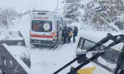 Hakkari’de Kar Engeli Aşıldı: Mahsur Kalan Ambulans Hastaya Ulaştı
