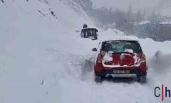 Mahalle Yoluna Çığ Düştü: Sürücü Son Anda Kurtuldu