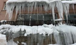 Hakkari'de Buz sarkıntıları 2 metreyi aştı