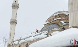 Ulu Cami’nin Çatısındaki Karlar Güvenli Şekilde Temizlendi