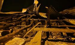 Hakkari'de bir ev alevlere teslim oldu