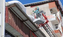 Hakkari’de çatılarda tehlike saçan kar kütlelerine itfaiye müdahale ediyor