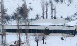 Çukurca Köprülü’de Kar Felaketi: Seralar ve Okul Halı Sahası Çöktü