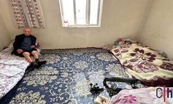 Hakkari'de 77 Yaşındaki Atiye Nine Sobasız Odada Hayata Tutunmaya Çalışıyor