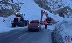 4 Metreyi Aşan Kar Tehlike Saçıyor: Yüksekova–Hakkâri Yolunda Çığ Alarmı