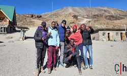 Hakkarili Eğitimci Erol Hanlıgil’den Afrika Zirvesinde Tarihi Başarı