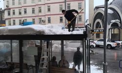 Hakkari’de Kar Alarmı: Toplu Taşıma Durakları Güvenli Hale Getirildi