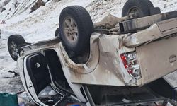 Hakkari–Çukurca Yolunda Takla Atan Araçta 2 Kişi Yaralandı