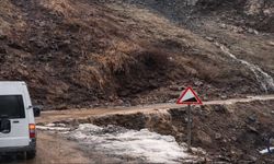 Şemdinli–Derecik Yoluna Heyelan İndi