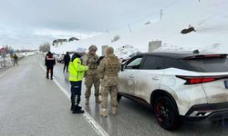 Yüksekova’da Jandarma'dan Sürücülere Kış Trafiği Eğitimi