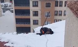 Hakkari'de çatıda namaz: Dondurucu soğukta örnek davranış