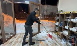 Hakkari'de Çatıdan Düşen Kar Kütlesi Dehşet Saçtı