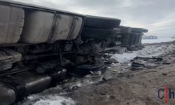 Tır Şarampole Yuvarlandı: 1 Yaralı