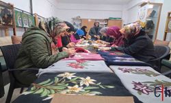 Kadınlar Geleneksel Sanatlarla Hem Öğreniyor Hem Kazanıyor