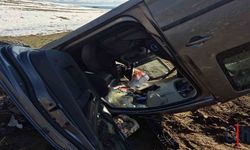 Hafif Ticari Araç Şarampole Devrildi:  3 Kişi Yaralandı