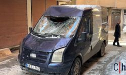 Hakkari'de 7’nci Kattan Düşen Kar Kütlesi Minibüsü Hurdaya Çevirdi