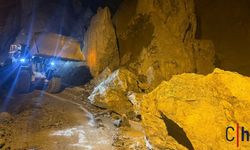 Hakkâri Kalesi’nden Kopan Dev Kayalar Yolu Kapattı
