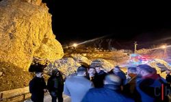 Hakkâri’de Dev Kayalar Yolu Kapattı: Yetkililer Gece Yarısı Bölgede İnceleme Yaptı