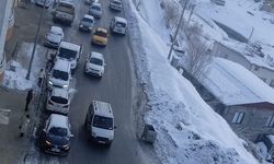 Hakkari’de Dondurucu Soğuk Trafiği Felç Etti