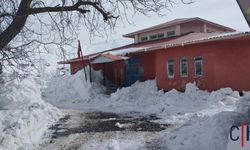 Hakkari’de Bir Okul Alarm Veriyor: Öğrenciler Montla Derse Giriyor