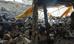 Hakkari’de bir ahır yağışlara dayanamadı!