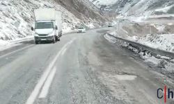 Hakkâri–Başkale Karayolunda Tehlike Büyüyor: Çukurlar Kazalara Davetiye Çıkarıyor