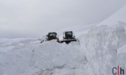 Hakkari’de Kar Alarmı: 74 Yerleşim Yerinin Yolu Ulaşıma Kapandı