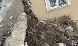 Hakkari’de 27 Yıllık İhmal: Gazi Mahallesi’nde Taş Perde Duvar Çöktü, Yol Askıda