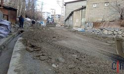 Hakkari Bağlar Mahallesi’nde Bozulan Yollar Onarılıyor