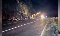 Yüksekova’da Kaya Düşmesi: Kara Yolu Ulaşıma Kapandı