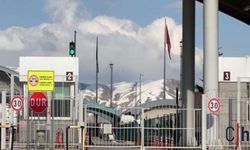 İran’da Yas İlan Edildi, Sınırlara Siyah Bayrak Asıldı