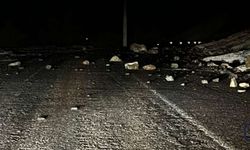 Şıne Mevkii’nde Kaya Düşmesi Sonucu Karayolu Kısa Süreliğine Kapandı