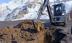 Hakkari’de Eriyen Karlar Yolu Çökertti