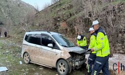 Hakkari'de Kontrolden çıkan araç taşa çarptı: 1 yaralı
