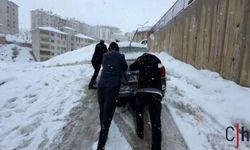 Hakkari'de Kar Sürücülere Zor Anlar Yaşattı