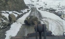 Hakkari’de Yayla Yoluna Düşen Kayalar Temizlendi