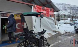 Bir Baba, Engelli Çocuğu İçin Akülü Sandalyeyi Araba Haline Getirdi