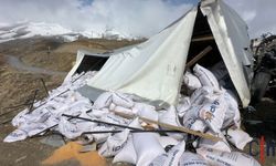 Hakkari'de Gizli Buzlanma Tırı Şarampole Yuvarladı