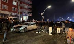 Otomobil ile Kamyonet Kafa Kafaya Çarpıştı: 2 Yaralı