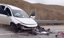 Korkutan Kaza: Bariyerlere Asılı Kalan Araçta 4 Kişi Yaralandı