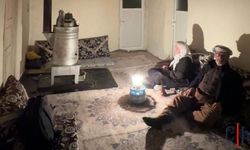 Hakkari'de 75 Yaşındaki Çift Elektriksiz Kaldı: “Bu Yaşta Löküz Işığında Oturuyoruz”