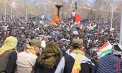 Diyarbakır Newroz kutlamaları 2026 Coşkuyla Başladı: Yüzbinler Alanı Doldurdu