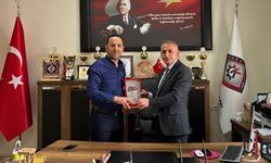 Erol Hanlıgil Basketbol Okulları’ndan Habip Gür’e Anlamlı Teşekkür