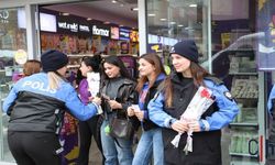 Hakkâri Emniyetinden 8 Mart’ta KADES Bilgilendirmesi ve Karanfil Dağıtımı